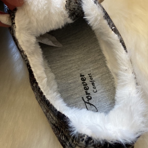 🆕 Black plaid comfort faux fur-lined sneakers in size 7.5 - Picture 6 of 6